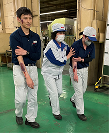 特殊メイクを取り入れた防災・避難訓練への参加と災害備蓄商品の展示会を実施しました。